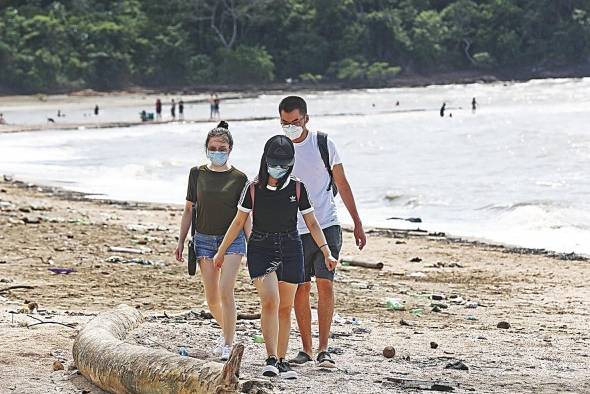 Imagen de unos bañistas en la playa, durante el segundo día de reapertura de los balnearios, ríos, y playas, el 25 de octubre de 2020. Imagen de unos bañistas en la playa, durante el segundo día de reapertura de los balnearios, ríos, y playas, el 25 de octubre de 2020.