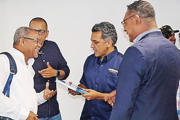 Lombana recibe plan de desarrollo integral de Colón Lombana recibe plan de desarrollo integral de Colón