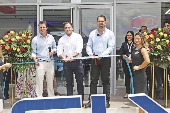 Corte de cinta que dio por inaugurada la nueva sucursal. Corte de cinta que dio por inaugurada la nueva sucursal.