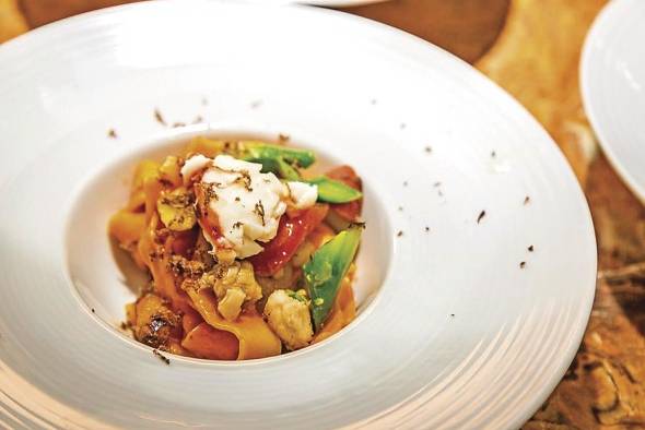 Parpadelle hecha en casa con langosta confitada y trufa negra fresca. Parpadelle hecha en casa con langosta confitada y trufa negra fresca.