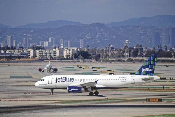 Un avión de JetBlue Airbus en el aeropuerto de Los Ángeles. Un avión de JetBlue Airbus en el aeropuerto de Los Ángeles.