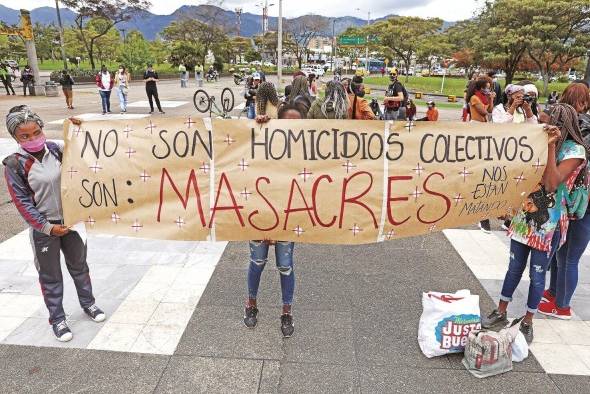 Jóvenes sostienen una pancarta de protesta durante una manifestación contra las masacres en Bogotá (Colombia), en una fotografía de archivo. Jóvenes sostienen una pancarta de protesta durante una manifestación contra las masacres en Bogotá (Colombia), en una fotografía de archivo.