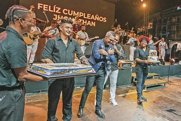 Festival típico en el que fue celebrado el cumpleaños 37 del artista. Festival típico en el que fue celebrado el cumpleaños 37 del artista.