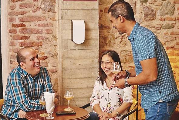 Los invitados pasaron una amena velada. Los invitados pasaron una amena velada.