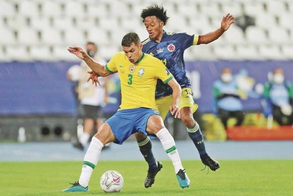 Thiago Silva de Brasil con Juan Cuadrado de Colombia. Thiago Silva de Brasil con Juan Cuadrado de Colombia.