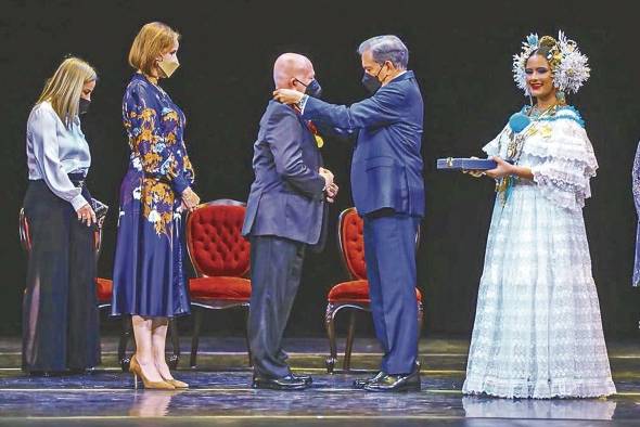 La medalla de honor obedece a la condecoración Rogelio Sinán, un referente de las letras en suelo panameño. La medalla de honor obedece a la condecoración Rogelio Sinán, un referente de las letras en suelo panameño.