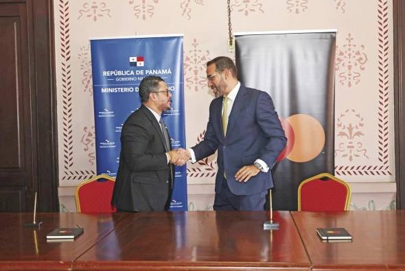 Le correspondió al ministro de Gobierno, Roger Tejada Bryden, a nombre del gobierno panameño, y el señor Germán Rosón, gerente de país para Mastercard Panamá y Belice, firmar el nuevo acuerdo. Le correspondió al ministro de Gobierno, Roger Tejada Bryden, a nombre del gobierno panameño, y el señor Germán Rosón, gerente de país para Mastercard Panamá y Belice, firmar el nuevo acuerdo.