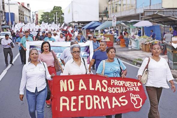 Marcha contra las reformas constitucionales. Marcha contra las reformas constitucionales.