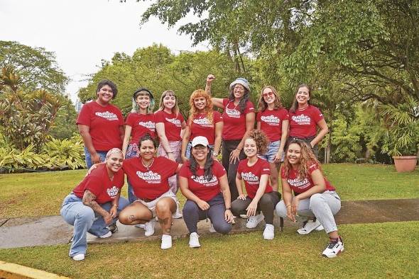 Las artistas junto a las organizadoras de 'La voz visual'. Las artistas junto a las organizadoras de 'La voz visual'.