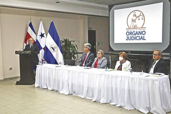 Acto presidido por María Eugenia López Arias, magistrada presidenta de la Corte Suprema de Justicia; Sergio J. Cuarezma Terán, rector del INEJ, y Douglas Durán Chavarría, director del Ilanud y homenajeados. Acto presidido por María Eugenia López Arias, magistrada presidenta de la Corte Suprema de Justicia; Sergio J. Cuarezma Terán, rector del INEJ, y Douglas Durán Chavarría, director del Ilanud y homenajeados.
