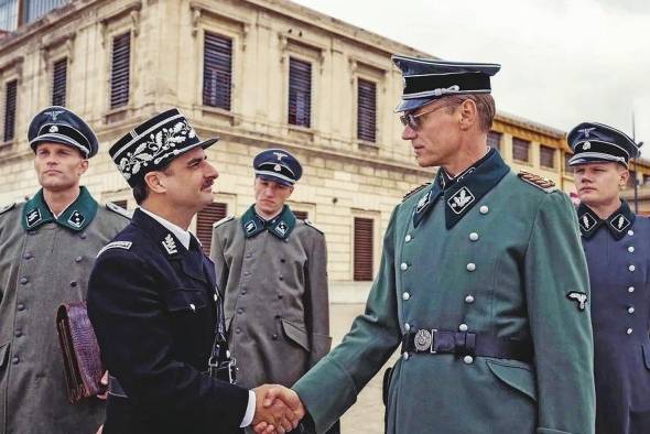 Desde la cinematografía hasta el vestuario, la serie destaca en autenticidad la Francia de Vichy en su época. Desde la cinematografía hasta el vestuario, la serie destaca en autenticidad la Francia de Vichy en su época.