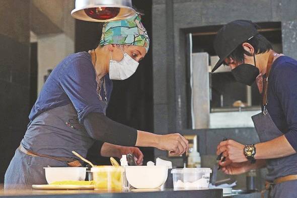 Cada plato que Taha prepara junto a su equipo de cocineros del restaurante Gustu, que también figura en el puesto 36 de la lista de los 100 mejores restaurantes de la región, es una mezcla de colores y texturas que despiertan la curiosidad y el asombro de propios y extraños. Cada plato que Taha prepara junto a su equipo de cocineros del restaurante Gustu, que también figura en el puesto 36 de la lista de los 100 mejores restaurantes de la región, es una mezcla de colores y texturas que despiertan la curiosidad y el asombro de propios y extraños.