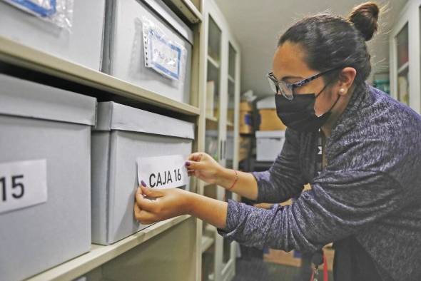 Más de 30 mil documentos de Eleta fueron entregados al Museo del Canal y a la Autoridad del Canal de Panamá por su familia. Más de 30 mil documentos de Eleta fueron entregados al Museo del Canal y a la Autoridad del Canal de Panamá por su familia.