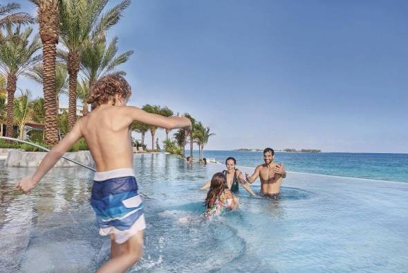 Baha Mar es un complejo turístico robusto en el Caribe, situado en las playas de Nassau, en Las Bahamas. Baha Mar es un complejo turístico robusto en el Caribe, situado en las playas de Nassau, en Las Bahamas.