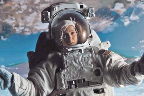 Lucy in the Sky Lucy Cola (Natalie Portman) es una astronauta que regresa a la Tierra tras una experiencia trascendental durante una misión en el espacio, y que comienza a perder su conexión con la realidad en un mundo que de pronto se le hace pequeño. The Hollywood Reporter explicaba que la película “combina un estilo narrativo diferente con ideas visuales muy interesantes. Sin embargo, su parte final ofrece un tipo de melodrama demasiado exagerado que no concuerda con todo lo que hemos visto con anterioridad”. Lucy in the Sky Lucy Cola (Natalie Portman) es una astronauta que regresa a la Tierra tras una experiencia trascendental durante una misión en el espacio, y que comienza a perder su conexión con la realidad en un mundo que de pronto se le hace pequeño. The Hollywood Reporter explicaba que la película “combina un estilo narrativo diferente con ideas visuales muy interesantes. Sin embargo, su parte final ofrece un tipo de melodrama demasiado exagerado que no concuerda con todo lo que hemos visto con anterioridad”.