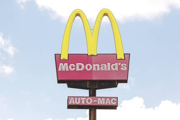 Vista del logo de la cadena McDonald's, en una fotografía de archivo. Vista del logo de la cadena McDonald's, en una fotografía de archivo.