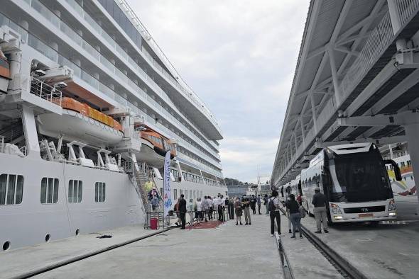 Pruebas de atraque, en la terminal de cruceros de Panamá. Pruebas de atraque, en la terminal de cruceros de Panamá.