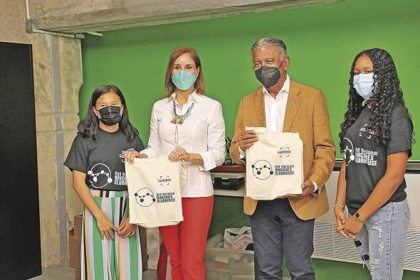 Stephany Sanchez; la primera dama de la República, Yazmín Colón de Cortizo; Dr. Eduardo Ortega Barría, y Andrea Batista Stephany Sanchez; la primera dama de la República, Yazmín Colón de Cortizo; Dr. Eduardo Ortega Barría, y Andrea Batista
