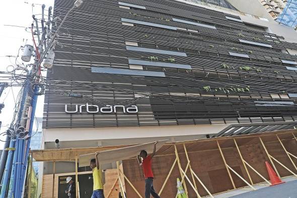Al PH Urbana le fueron colocadas vallas protectoras, por los riesgos de escombros que todavía presenta. Al PH Urbana le fueron colocadas vallas protectoras, por los riesgos de escombros que todavía presenta.