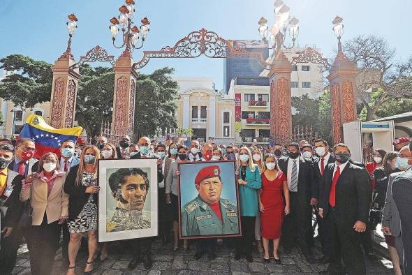 La primera dama de Venezuela, Cilia Flores, y los líderes chavistas Diosdado Cabello y Jorge Rodríguez, entre otros, en la plaza Bolívar del centro de Caracas (Venezuela). La primera dama de Venezuela, Cilia Flores, y los líderes chavistas Diosdado Cabello y Jorge Rodríguez, entre otros, en la plaza Bolívar del centro de Caracas (Venezuela).
