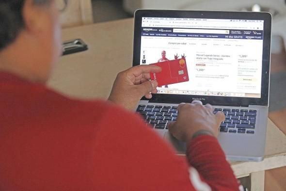 Una persona realiza una compra por internet con su tarjeta bancaria, en una fotografía de archivo. Una persona realiza una compra por internet con su tarjeta bancaria, en una fotografía de archivo.