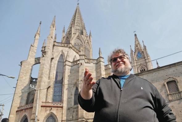 El director mexicano, de larga trayectoria, Guillermo del Toro, es nominado en la categoría a Mejor Película, Cinematografía, Diseño de Producción y Diseño de Vestuario. El director mexicano, de larga trayectoria, Guillermo del Toro, es nominado en la categoría a Mejor Película, Cinematografía, Diseño de Producción y Diseño de Vestuario.