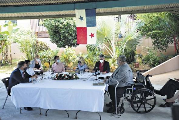 Imagen del panel que presidió la primera dama junto al doctor Orlando Quintero, activistas y Stewart Tuttle, jefe de misión interino embajada de Estados Unidos. Imagen del panel que presidió la primera dama junto al doctor Orlando Quintero, activistas y Stewart Tuttle, jefe de misión interino embajada de Estados Unidos.