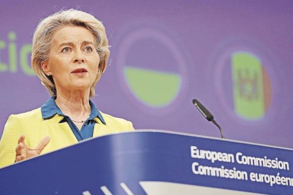 La presidenta de la Comisión Europea, Ursula von der Leyen (d) y el Comisario de Vecindad y Ampliación de la Comisión Europea, Oliver Varhelyi (i) en conferencia de prensa. La presidenta de la Comisión Europea, Ursula von der Leyen (d) y el Comisario de Vecindad y Ampliación de la Comisión Europea, Oliver Varhelyi (i) en conferencia de prensa.