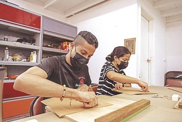 Un par de jóvenes durante una de las sesiones del programa Juventud y Derechos Humanos. Un par de jóvenes durante una de las sesiones del programa Juventud y Derechos Humanos.