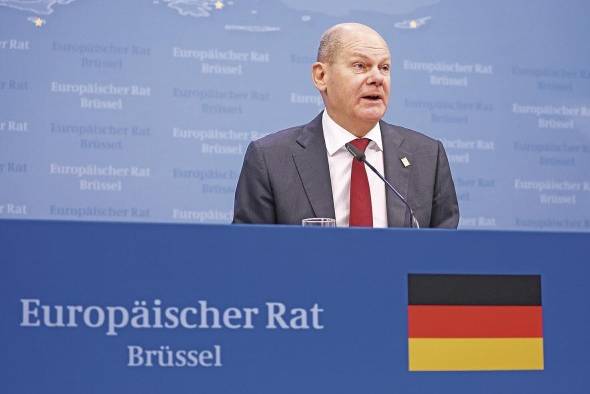 El canciller alemán, Olaf Scholz, en una rueda de prensa al final del segundo día de una Cumbre de la UE en Bruselas el pasado viernes, aseguró que “no hay motivo para estar preocupado” por el Deutsche Bank El canciller alemán, Olaf Scholz, en una rueda de prensa al final del segundo día de una Cumbre de la UE en Bruselas el pasado viernes, aseguró que “no hay motivo para estar preocupado” por el Deutsche Bank
