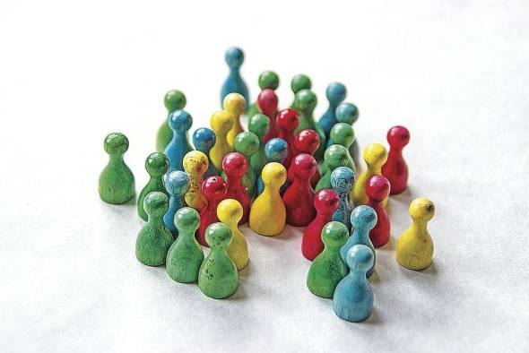 En una democracia pluralista los partidos políticos son necesarios para encauzar la diversidad ideológica o de opiniones. En una democracia pluralista los partidos políticos son necesarios para encauzar la diversidad ideológica o de opiniones.