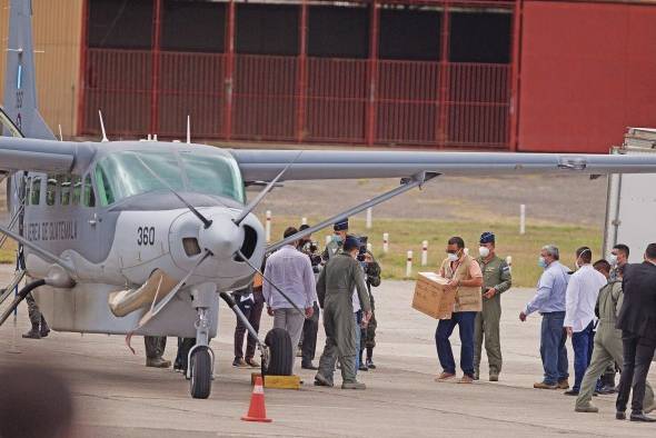 Autoridades hondureñas cargan a un avión de la fuerza aérea de Guatemala con las vacunas donadas por Israel. Autoridades hondureñas cargan a un avión de la fuerza aérea de Guatemala con las vacunas donadas por Israel.