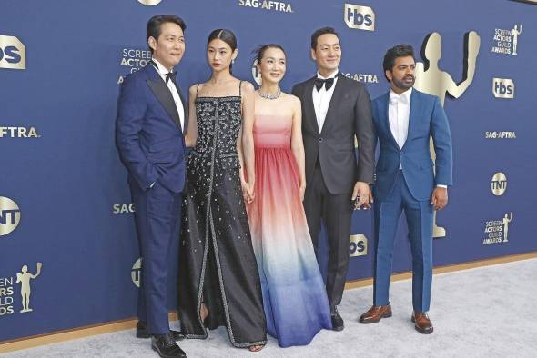 Vista del elenco de 'Squid Game' (i-d) Lee Jung-jae, HoYeon Jung, Kim Joo-ryeong, Park Hae-soo y Anupam Tripathi, en una fotografía de archivo. Vista del elenco de 'Squid Game' (i-d) Lee Jung-jae, HoYeon Jung, Kim Joo-ryeong, Park Hae-soo y Anupam Tripathi, en una fotografía de archivo.