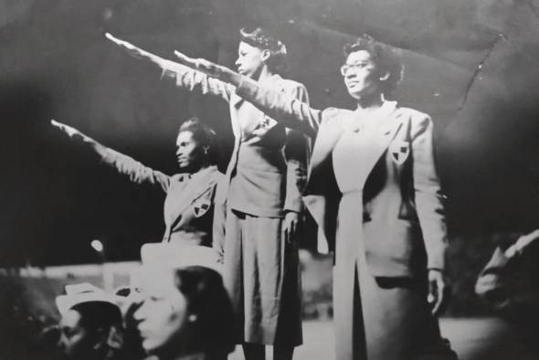 Las velocistas Dolores, Carlota y Adelina escuchan el himno nacional, tras dominar los 50 metros de los Bolivarianos de Caracas 1951. Las velocistas Dolores, Carlota y Adelina escuchan el himno nacional, tras dominar los 50 metros de los Bolivarianos de Caracas 1951.