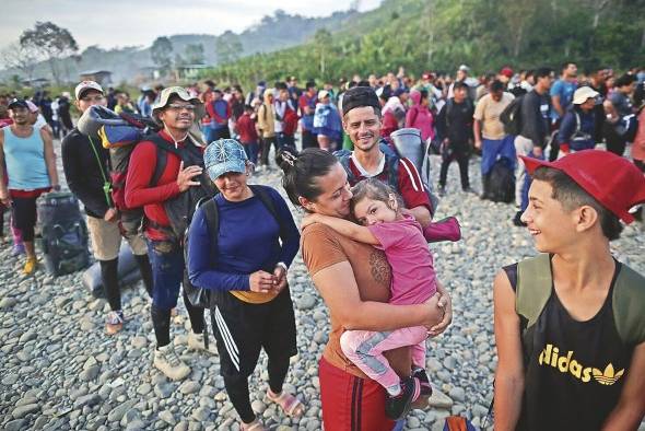 Adultos y niños migrantes hacen fila en la comunidad de Bajo Chiquito para ser trasladados a la Estación de Recepción Migratoria (ERM) de San Vicente. Adultos y niños migrantes hacen fila en la comunidad de Bajo Chiquito para ser trasladados a la Estación de Recepción Migratoria (ERM) de San Vicente.