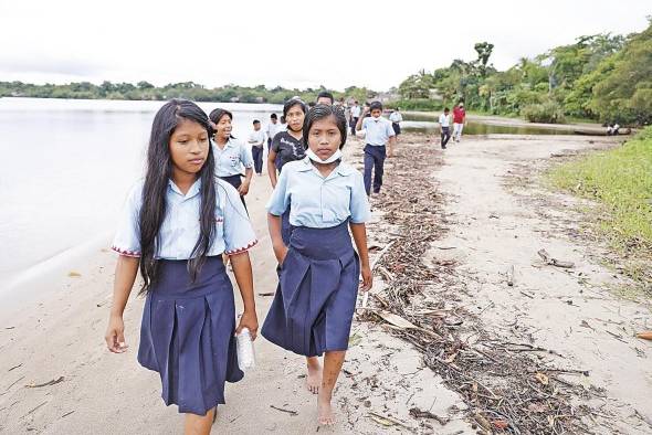 Estudiantes de la escuela de Río Caña hacen un recorrido en busca de desechos en la playa. Estudiantes de la escuela de Río Caña hacen un recorrido en busca de desechos en la playa.