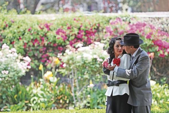 La actriz mexicana Ximena Romo (i) y el actor Rodrigo Magaña (d) el 06 de mayo de 2022, durante el rodaje de la serie María Félix en la Ciudad de México (México). La actriz mexicana Ximena Romo (i) y el actor Rodrigo Magaña (d) el 06 de mayo de 2022, durante el rodaje de la serie María Félix en la Ciudad de México (México).