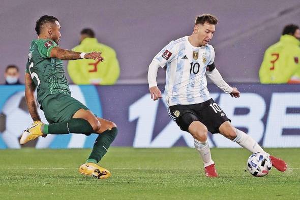 Lionel Messi disputa el balón con Adrián Jusino. Lionel Messi disputa el balón con Adrián Jusino.