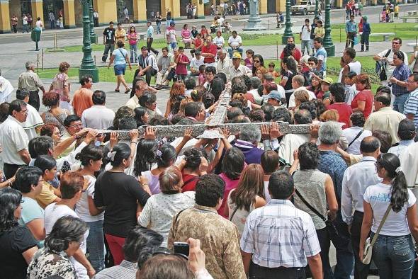En Perú, las procesiones y la gastronomía son parte esencial de la conmemoración. En Perú, las procesiones y la gastronomía son parte esencial de la conmemoración.