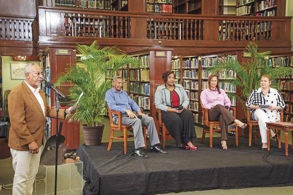 Los expositores durante el conversatorio 'Presente y pasado de los afroantillanos en la vía interoceánica'. Los expositores durante el conversatorio 'Presente y pasado de los afroantillanos en la vía interoceánica'.