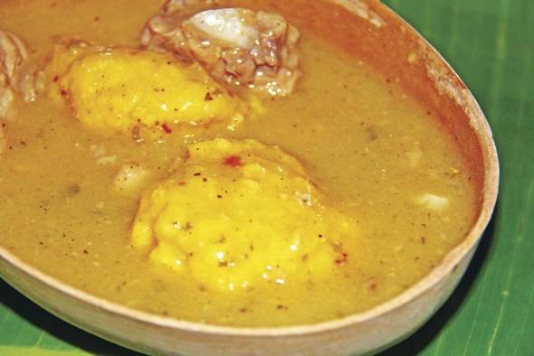 Guisado de maíz nuevo con costillitas de cerdo y albóndigas Guisado de maíz nuevo con costillitas de cerdo y albóndigas