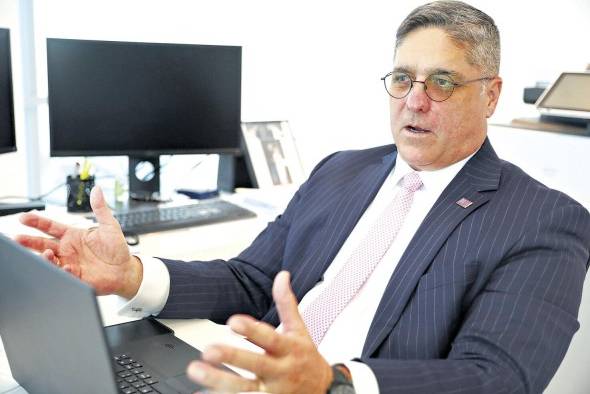 El presidente de la junta directiva de Atlas Bank, Andrew Russell, durante la entrevista con La Estrella. El presidente de la junta directiva de Atlas Bank, Andrew Russell, durante la entrevista con La Estrella.