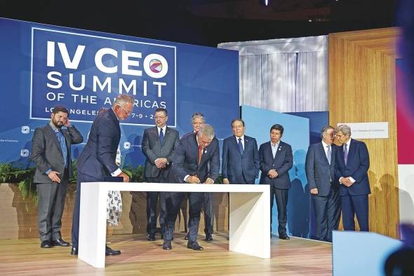 Fotografía cedida por la Presidencia colombiana que muestra a los representantes de gobiernos. Fotografía cedida por la Presidencia colombiana que muestra a los representantes de gobiernos.