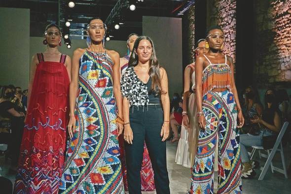 La diseñadora Verónica Angel durante la pasarela colectiva de 'Maestros ancestrales'. La diseñadora Verónica Angel durante la pasarela colectiva de 'Maestros ancestrales'.