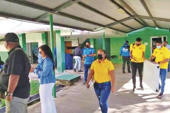 Según la presidenta de la Comisión Nacional de Elecciones, Alma Cortés, 25 mil personas no pudieron votar. Según la presidenta de la Comisión Nacional de Elecciones, Alma Cortés, 25 mil personas no pudieron votar.