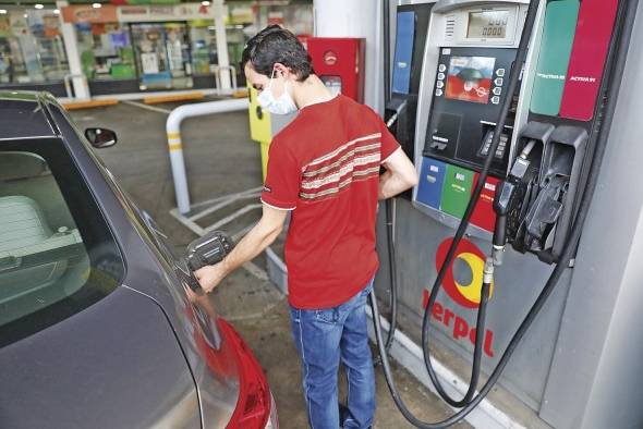 Desde ayer lunes, conductores de diversos tipos de vehículos pudieron adquirir el combustible subsidiado a $3,25 el galón. Desde ayer lunes, conductores de diversos tipos de vehículos pudieron adquirir el combustible subsidiado a $3,25 el galón.