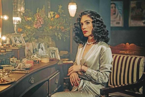Fotograma cedido por TelevisaUnivision donde aparece Sandra Echeverría como la joven María Félix, durante una escena de la serie 'María Félix, La Doña'. Fotograma cedido por TelevisaUnivision donde aparece Sandra Echeverría como la joven María Félix, durante una escena de la serie 'María Félix, La Doña'.