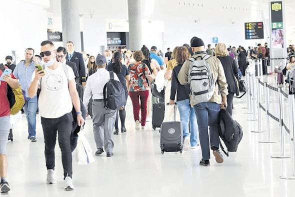 Pasajeros llegan al Aeropuerto Internacional de Tocumen. Pasajeros llegan al Aeropuerto Internacional de Tocumen.