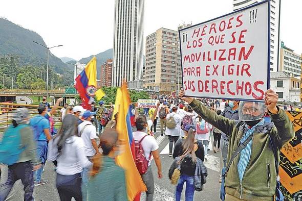 Manifestantes marchan por las calles durante una nueva jornada de protestas. Manifestantes marchan por las calles durante una nueva jornada de protestas.