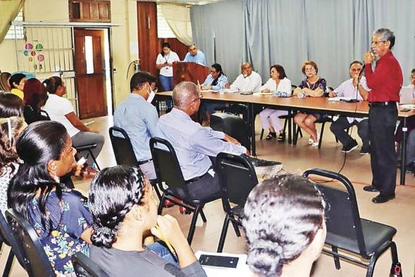 El Meduca y la comunidad educativa del Pinate se reunieron este miercoles para conocer los resultados del informe realizado por la UTP y el Sinaproc. El Meduca y la comunidad educativa del Pinate se reunieron este miercoles para conocer los resultados del informe realizado por la UTP y el Sinaproc.